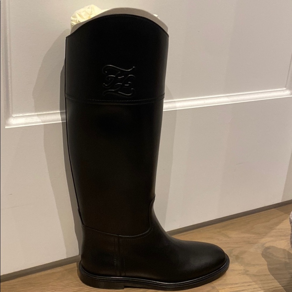 FENDI
Karligraphy Leather Boot